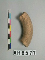 藏品(灰褐色夾砂陶把殘件)的圖片